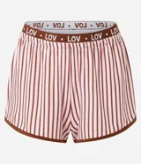 Pijama corto Lov de dos piezas confeccionado en peach touch. Compuesto por remera blanca de manga corta con ribetes y cuello marrón, con estampa frontal de oso y la leyenda "Be Cool", y short de rayas verticales rosadas y blancas con cintura elastizada.