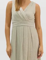 Vestido largo de gasa con hilo metalizado lurex, color beige, con escote en V cruzado y drapeado, cintura alta con aplicaciones de strass y falda larga plisada con movimiento.
