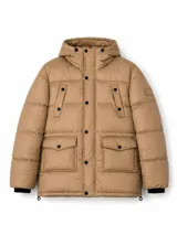 Campera puffer con capucha, color tostado, con cierre frontal y botones a presión. Presenta dos bolsillos superiores con solapa y dos bolsillos inferiores grandes con solapa, además de puños elásticos negros.