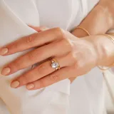 Anillo solitario de oro blanco 18k con una piedra central de aguamarina en corte ovalado y brillantes laterales engarzados.