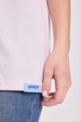 Remera oversize de manga corta, color rosa claro, con estampado frontal de Stitch (personaje de Disney) en color azul.