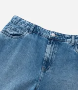 Pantalón de jeans de tiro alto, color celeste desgastado, modelo wide leg (pierna ancha) con cierre y botón metálico.