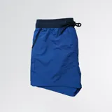 Short de baño azul con cintura elástica negra y cordón de ajuste.