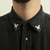 Par de pins plateados con forma de mariposa para sujetar el cuello de una camisa.