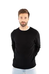 Sweater de punto negro con cuello redondo y textura acanalada en la zona de los hombros.