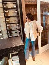 Chaleco plateado reversible con interior de gamulan color crema.