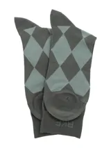 Calcetín de caña media con diseño de rombos en tonos gris y verde, con elástico superior y logo de la marca bordado.