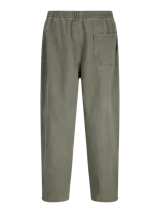 Pantalón jogger verde militar de corte holgado, con pinzas en la cintura y elástico ajustable.