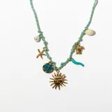 Collar corto con cordón trenzado celeste y amarillo, con dijes colgantes de sol, luna, estrella de mar, tortuga, cuerno, perla y caracol.