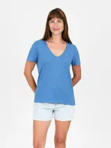 Remera verde con escote en V y mangas cortas.