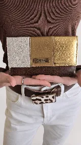 Billetera de cuero combinada Valdez en tres tonos, con diferentes texturas grabadas, placa metálica con logo en el frente y cierre perimetral.