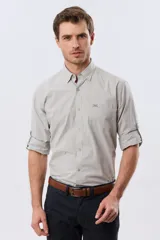 Camisa lisa de manga larga de algodón en color gris claro, de corte slim fit con cuello camisero y cierre frontal de botones.