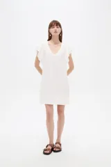 Vestido corto de viscosa color blanco, con cuello en V profundo y mangas cortas con volados. Diseño holgado.