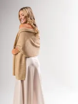 Chal color dorado con destellos brillantes, de tejido liviano y diseño atemporal.