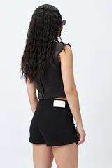 Short pollera de denim celeste con efecto cruzado en el frente, de silueta mini y tiro medio.