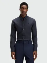 Camisa de lino de corte slim fit en color celeste, con cuello abotonado y mangas largas.
