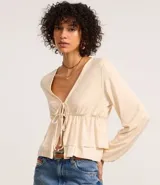 Blusa color crema con escote en V, mangas largas y lazo en el busto.