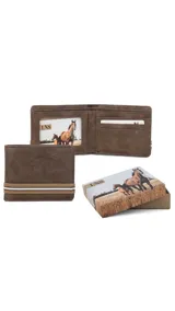 Billetera de cuero sintético color marrón oscuro, con diseño plegable y detalle de banda elástica decorativa con rayas horizontales en tonos beige y blanco en la parte frontal.