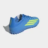 Championes de fútbol Adidas F50 Club para pasto sintético, color azul con detalles en amarillo neón. Presentan exterior Fiberskin con textura 3D, lengüeta flotante ventilada y suela de caucho con tapones pequeños para mayor tracción.