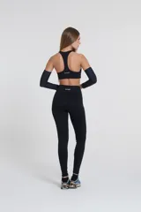 Calza larga negra de tiro alto, confeccionada en tejido de poliamida y elastano.