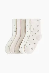 Pack de cinco pares de medias de algodón con borde enrollado, que incluye diseños lisos en tonos neutros y diseños con estampado floral.