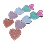 Par de aros colgantes con forma de corazón, hechos de acrílico brillante. Un aro tiene corazones en tonos rosa, celeste y turquesa. El otro aro tiene corazones en tonos rosa, lila y naranja.