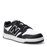 Championes urbanos New Balance modelo 480, color blanco y negro, con logo "N" característico en los laterales.