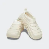 Zuecos Crocs Echo Storm color crema con suela de goma y orificios de ventilación.