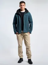 Campera de abrigo tipo softshell color azul marino, con capucha, cierre frontal y bolsillos laterales con cierre. Presenta interior en color negro y ajuste en los puños.