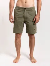 Bermuda cargo color verde militar, con bolsillos laterales con solapa y cierre de botón a presión.