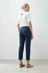Pantalón chino negro de corte recto, con bolsillos laterales y traseros.