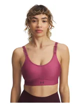 Top deportivo Under Armour de sujeción media, color fucsia, con tirantes ajustables que incluyen el logo de la marca y banda elástica inferior con el logo de Under Armour centrado.