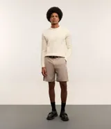 Bermuda masculina color beige confeccionada en sarga, de corte recto, con cintura con trabilla, cierre tradicional y bolsillos laterales y traseros.