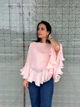Blusa color rosa pálido de gasa con volados en las mangas y en el ruedo.