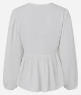 Blusa femenina tipo bata de viscosa color blanco, con escote en V cruzado y detalle calado. Presenta mangas largas con puños ajustados, corte amplio con recorte fruncido bajo el busto y diseño fluido.