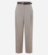 Pantalón de sastrería color beige con rayas verticales finas, de corte wide leg. Incluye un cinturón de cuero sintético marrón con hebilla metálica.