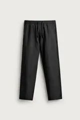 Pantalón de corte relajado confeccionado en una mezcla de algodón y lino. Presenta cintura elástica con cordón ajustable, bolsillos laterales y bolsillos traseros de vivo.