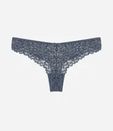 Bombacha de lencería color azul grisáceo, modelo bikini hilo, confeccionada en encaje floral con detalles de costura en forma de 'V' en el frente.
