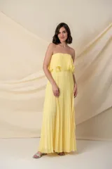 Vestido largo amarillo de gasa plisada, modelo strapless con escote palabra de honor y corte en la cintura.