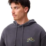 Canguro con capucha y cordones ajustables, confeccionado en tejido de efecto lavado color gris. Presenta un bolsillo frontal tipo canguro y un pequeño logo bordado en el pecho en tonos amarillo y azul.