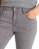 Jeans skinny elasticado color gris, de corte ajustado y tiro medio.
