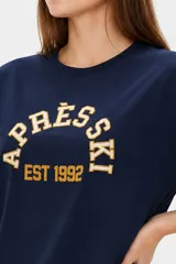 Remera de algodón negra con cuello redondo y mangas cortas, de corte holgado. Presenta estampado frontal en tonos de verde con la inscripción 'New York City Brooklyn' y el logo 'NY' rodeado de laureles.