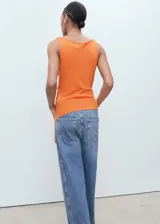 Top sin mangas de tejido de punto fino, color naranja, con cuello drapeado y bajo asimétrico. Presenta un diseño entallado con tirantes anchos.