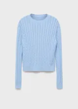 Jersey de punto trenzado en color celeste, con cuello redondo y manga larga, de diseño recto y corte clásico.