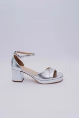 Sandalias negras de cuero con plataforma y taco ancho.