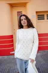 Sweater de punto con diseño de ochos, color blanco, de manga larga y cuello redondo.