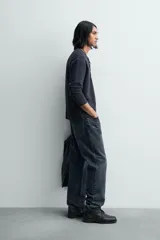 Camiseta de manga larga para hombre con corte relajado, confeccionada en tejido con estructura waffle. Presenta un cuello redondo tipo panadero con cierre frontal de botones a presión.