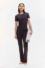 Remera deportiva de manga corta y cuello redondo color bordó, confeccionada en tejido funcional con tecnología DryMove. Presenta costuras laterales avanzadas y un diseño ajustado.