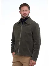 Campera de gamuza en color verde oliva, con cierre frontal completo, cuello camisero y diseño de corte recto.