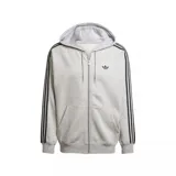 Canguro Adidas Adicolor gris melange con cierre frontal, capucha con cordón de ajuste y bolsillos laterales. Presenta las tres tiras características de la marca en color negro a lo largo de las mangas y el logo bordado en el pecho.